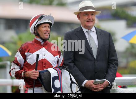 La course 1, LE HÉROS DE VUE (8), monté par Hugh Bowman, a gagné la classe 4 sur 1200m (gazon) à Sha Tin. David Hayes a célébré sa victoire. 26MAR23 SCMP / Kenneth Chan. Banque D'Images