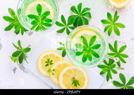 Limonade maison avec doux Woodruff (Galium odoratum) et citron Banque D'Images