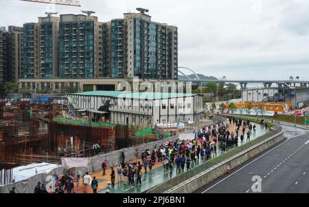 Près de 80 manifestants, portant des badges numérotés autour de leur cou, participent à un rassemblement contre d'autres projets de remise en état de Tseung Kwan O et d'installations publiques « nocives » alors que le gouvernement prévoit de construire six installations publiques, dont une usine de béton et une station de traitement des ordures, à proximité de leur quartier. C'est la première manifestation autorisée à Hong Kong depuis trois ans. 26MAR23 SCMP / Elson Li Banque D'Images