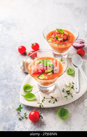 Maison Spanisch Gazpacho - soupe froide de légumes avec des ingrédients, rafraîchissante et fraîche Banque D'Images