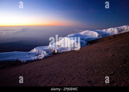 Sommet du Mont Kilimanjaro au lever du soleil, Tanzanie Banque D'Images