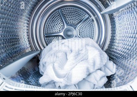 Intérieur du sèche-linge avec des serviettes blanches propres - nouvelle génération de sèche-linge, concept ménager Banque D'Images