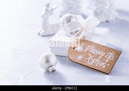 Arrangement des ornements de Noël, bougies et smal présent en blanc neige avec espace de copie Banque D'Images