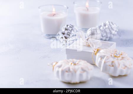 Arrangement des ornements de Noël, bougies et smal présent en blanc neige avec espace de copie Banque D'Images