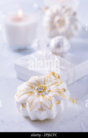 Arrangement de décorations de Noël, bougies et smal présent dans le blanc neigeux Banque D'Images