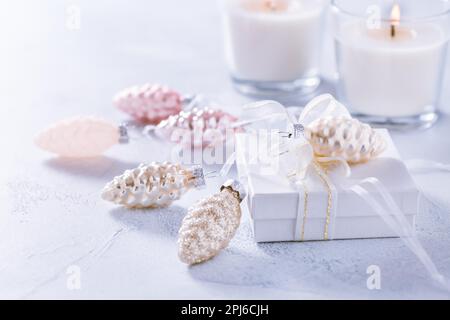 Arrangement des ornements de Noël, bougies et smal présent en blanc neige avec espace de copie Banque D'Images