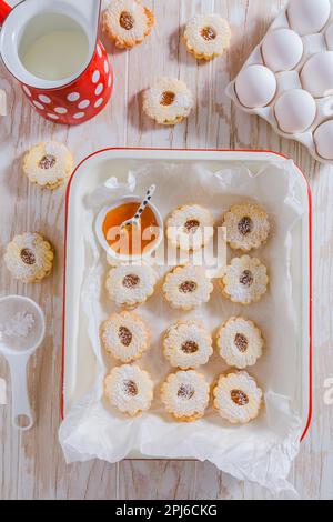 Biscuits de Noël faits maison avec des ingrédients de boulangerie en blanc Banque D'Images