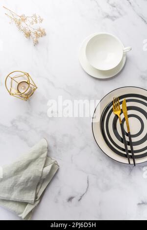 Illustration des ensembles de couverts avec assiette, tasse et bougie. Thème de fête, lieu et table Banque D'Images