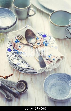 Concept de durabilité - grès et ustensiles de cuisine sur table de cuisine en bois Banque D'Images