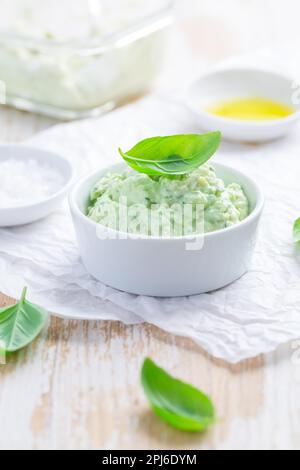 Tartiner de l'avocat maison avec des herbes, du sel et de l'huile d'olive Banque D'Images