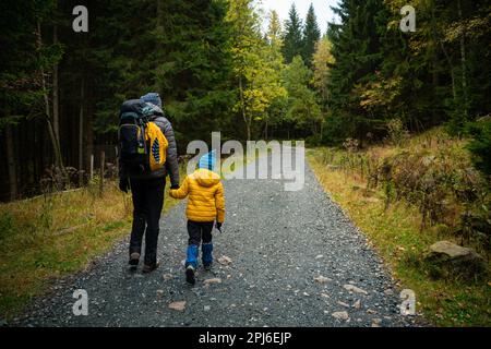 En automne, ma mère et son petit fils font un sentier de montagne. Montagnes polonaises, Pologne, Europe Banque D'Images