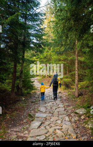 En automne, ma mère et son petit fils font un sentier de montagne. Montagnes polonaises, Pologne, Europe Banque D'Images