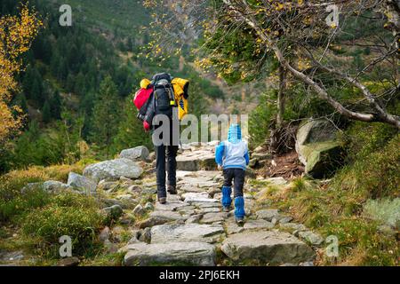 En automne, ma mère et son petit fils font un sentier de montagne. Montagnes polonaises, Pologne, Europe Banque D'Images