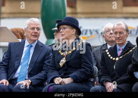 Sir John Major s'entretient avec Cllr Jean Flaherty, maire de Warrington, à l'occasion du 30th anniversaire de l'attentat à la bombe de Warrington Banque D'Images