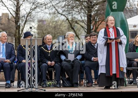 Le rév Canon June Steventon, recteur de Warrington, s'adresse à la couronne à l'occasion du 30th anniversaire de l'attentat à la bombe de Warrington Banque D'Images