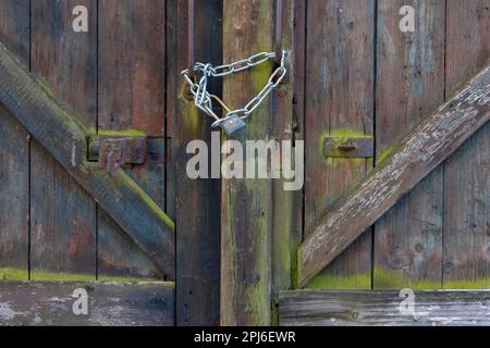 Une vieille porte en ruine avec chaîne et cadenas, Ehingen, Bade-Wurtemberg, Allemagne Banque D'Images