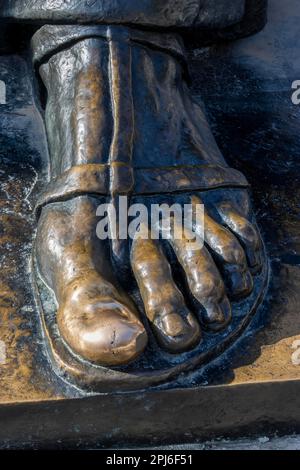 L'immense pied de la sculpture en bronze de Grégoire de Nin et le gros orteil brillant qui apporte de la chance lorsqu'il est touché sont les célèbres attractions de Split Banque D'Images