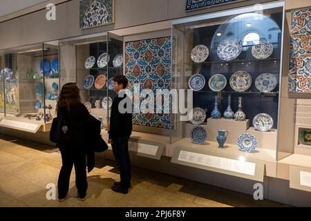 Visiteurs de la galerie islamique du Moyen-Orient au V&A aka Victoria and Albert Museum le 7th mars 2023 à Londres, Royaume-Uni. Le Victoria and Albert Museum est connu comme le plus grand musée d'arts appliqués, d'arts décoratifs et de design au monde, avec des collections d'une portée et d'une diversité inégalées. Depuis plus de 3000 ans, la collection contient des objets provenant de nombreuses cultures parmi les plus riches au monde, notamment la céramique, le mobilier, la mode, le verre, la bijouterie, métallurgie, photographies, sculpture, textiles et peintures. Banque D'Images