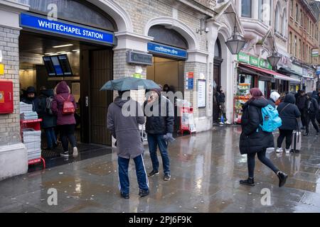 Scène de rue sous la pluie devant la gare de Whitechapel sur Whitechapel High Street le 8th mars 2023 à Londres, Royaume-Uni. Whitechapel est un quartier ethniquement diversifié et dynamique du quartier de l'est, qui abrite une population importante de résidents du Bangladesh. Cela peut être vu le long des trottoirs où le marché de Whitechapel et les magasins environnants interagissent avec cette société vraiment multiculturelle. Banque D'Images