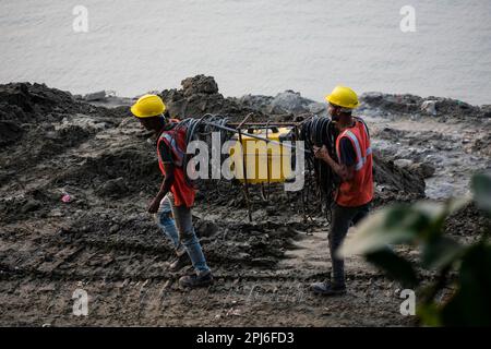 Guwahati, Inde. 27 mars 2023. Les ouvriers de la construction se sont occupés à fabriquer un poteau en béton près de la rivière Brahmaputra à Guwahati Banque D'Images