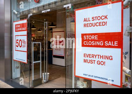 Fermeture du magasin toutes les affiches de réduction de stock chez le détaillant de produits ménagers Cath Kidston le 30th mars 2023 à Londres, au Royaume-Uni. Cath Kidston Limited est une chaîne internationale de magasins de détail d'ameublement de maison basée en Angleterre, ouverte en 1993. La designer Cath Kidston a ouvert sa première boutique à Londres Holland Park en 1994, vendant des torchons brodés à la main et des meubles joliment rénovés. En mars 2023, elle a cessé d'exister en tant qu'entité commerciale avec la propriété intellectuelle acquise par le détaillant Next PLC Banque D'Images