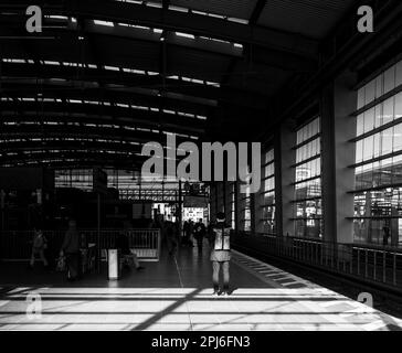 Photographie en noir et blanc, voyageurs à la gare d'Ostkreuz, Friedrichshain, Berlin, Allemagne Banque D'Images
