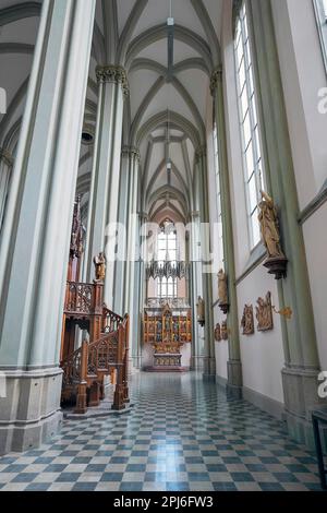 Autel et escalier à chaire dans l'allée latérale, Église Sainte-Croix, Giesing, Munich, Bavière, Allemagne Banque D'Images