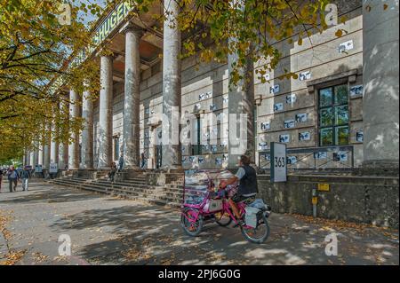 Façade sud, Haus der Kunst avec pousse-pousse à vélo, Munich, Bavière, Allemagne Banque D'Images