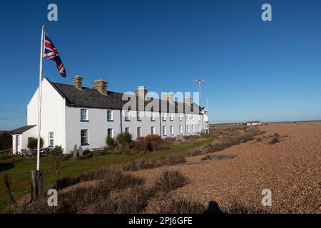 Rangée de cottages blancs au hameau isolé de suffolk à Shingle Beach Suffolk, en Angleterre Banque D'Images