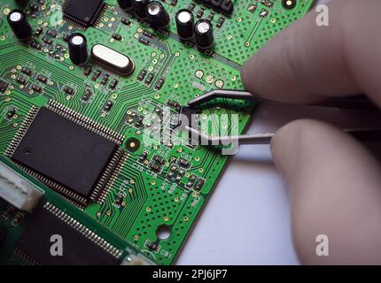 Puce à montage en surface démontée de la carte électronique. Expérience de l'industrie micro-électronique ou des semi-conducteurs. Banque D'Images