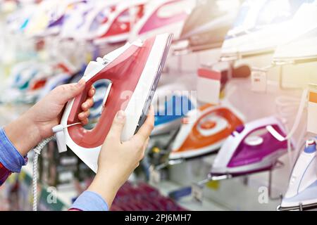 L'acheteur achète du fer en magasin Banque D'Images