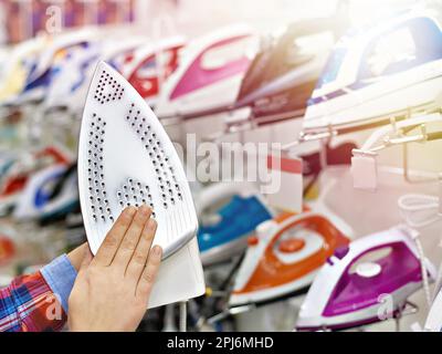 Woman shopping for fer dans store close-up Banque D'Images