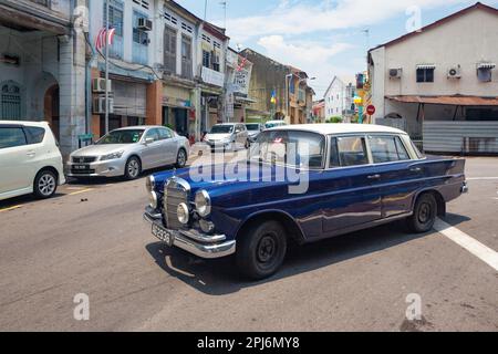 Penang, Malaisie - 01 septembre 2014: Mercedes-Benz 200D d'époque équitation par rue dans le centre historique de la ville de George, Penang, Malaisie. Banque D'Images