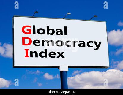 Symbole de l'indice de démocratie mondiale GDI. Mots-clés GDI global Democracy index sur grand panneau d'affichage blanc sur fond bleu ciel magnifique. Entreprise et Banque D'Images