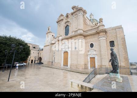 Vue sur la cathédrale de Santa Maria Assunta dans les rues d'Oria, Apulia, iItaly Banque D'Images