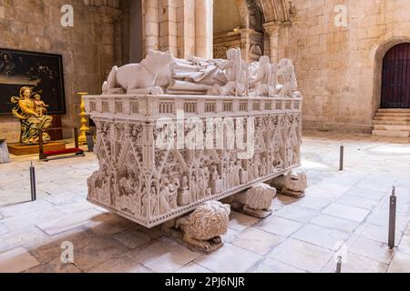 Europe, Portugal, Alcobaca. 14 avril 2022. Tombe du roi Pedro I dans le monastère d'Alcobaca, site classé au patrimoine mondial de l'UNESCO. Banque D'Images