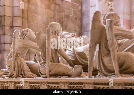 Europe, Portugal, Alcobaca. 14 avril 2022. Tombe du roi Pedro I dans le monastère d'Alcobaca, site classé au patrimoine mondial de l'UNESCO. Banque D'Images