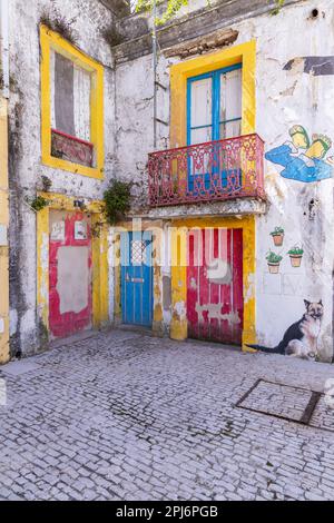 Europe, Portugal, Alcobaca. 14 avril 2022. Œuvres d'art colorées sur les bâtiments d'Alcobaca. Banque D'Images