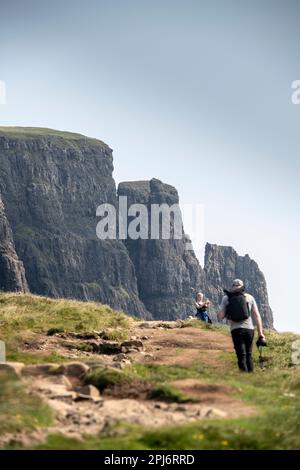 Les randonneurs autour de l'Quiraing sur l'île de Skye, Écosse, Royaume-Uni Banque D'Images