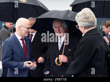 Le roi Charles III tient un parapluie, avec le maire de Hambourg Peter Tschentscher (à gauche) lors d'une visite au port de Hambourg pour en apprendre plus sur son adoption des technologies vertes le dernier jour de la visite d'État du roi et de la reine en Allemagne. Date de la photo: Vendredi 31 mars 2023. Banque D'Images