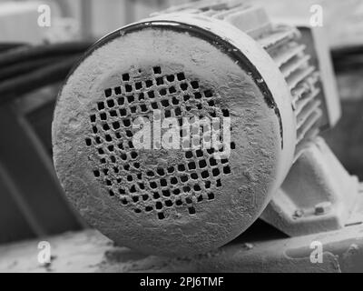 Gros plan d'un filtre obstrué d'une machine de découpe du béton sur un chantier de construction, photo en noir et blanc. Banque D'Images