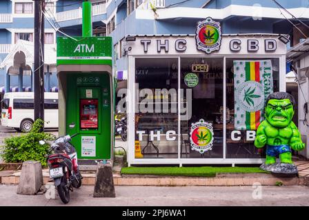 Pattaya,Thaïlande - 15 octobre,2022:soi Buakhao c'est un petit magasin de mauvaises herbes avec une statue de Hulk devant comme décoration. Banque D'Images