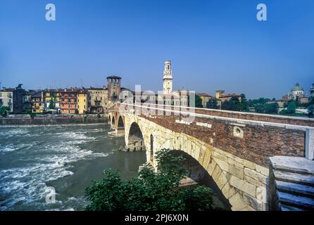 PONTE PIETRA VIEUX PONT DE PIERRE DE VÉRONE ADIGE VÉNÉTIE ITALIE SKYLINE Banque D'Images