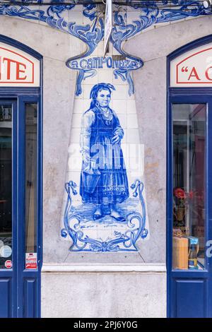 Europe, Portugal, Lisbonne. 18 avril 2022. Murale traditionnelle en azulejos bleu et blanc, étiquetée « le paysan ». Banque D'Images