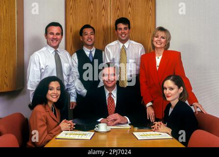 GROUPE HISTORIQUE DE 1996 EMPLOYÉS DE BUREAU SE RÉUNISSANT AUTOUR DE LA TABLE Banque D'Images