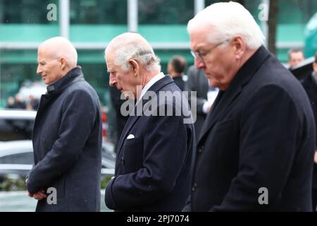 Hambourg, Allemagne. 31st mars 2023. Peter Tschentscher (SPD, l-r), premier maire de Hambourg, le roi Charles III de Grande-Bretagne et le président allemand Frank-Walter Steinmeier participent à une cérémonie de pose de couronnes à St. Mémorial de Nikolai. À la fin de leur voyage de trois jours en Allemagne, le roi britannique et sa femme visitent la ville hanséatique de Hambourg. Credit: Christian Charisius/dpa/Alay Live News Banque D'Images