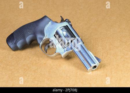 Pistolet revolver compact, cadre en J en acier inoxydable M60, vue latérale avant droite, avec cylindre ouvert, prêt à l'emploi isolé sur fond blanc. Banque D'Images