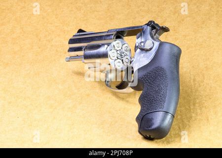 Pistolet revolver compact, cadre en J en acier inoxydable M60, vue avant gauche, avec cylindre ouvert, prêt à l'emploi isolé sur fond blanc. Banque D'Images