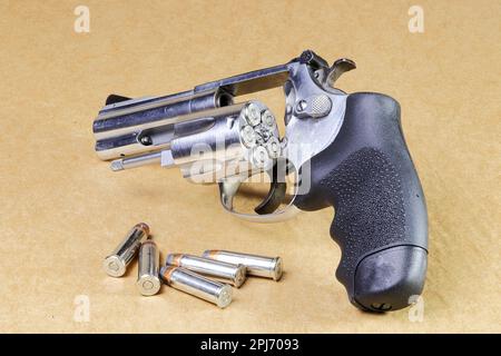 Pistolet revolver compact, cadre en J en acier inoxydable M60, vue avant gauche, avec cylindre ouvert, prêt à l'emploi isolé sur fond blanc. Banque D'Images