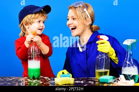 Nettoyage du ressort. Fils et mère nettoyant la maison ensemble et s'amuser. Un petit garçon et une mère avec des produits de nettoyage. Une famille heureuse nettoie la maison Banque D'Images